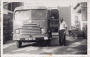 ORAN 1955 USINE D ECKMUHL PRESENTATATION DU CAMION SIMCA CARGO PAR M. FELIX DUPUIS LE CHAUFFEUR